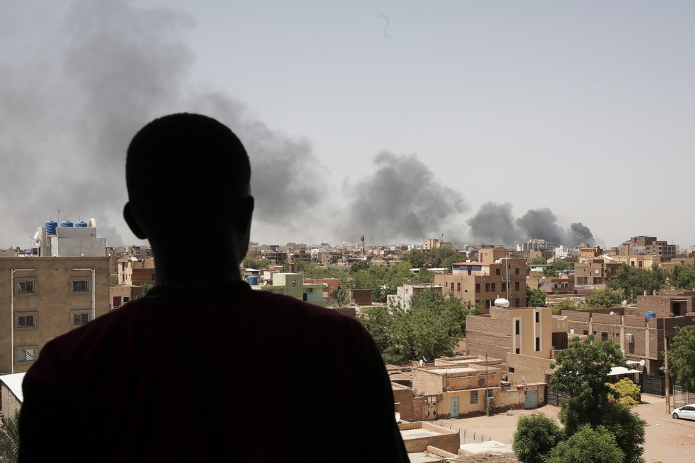 Fumaça é vista em Cartum, Sudão, em combate entre o Exército Sudanês e as Forças de Apoio Rápido  — Foto: AP Photo/Marwan Ali