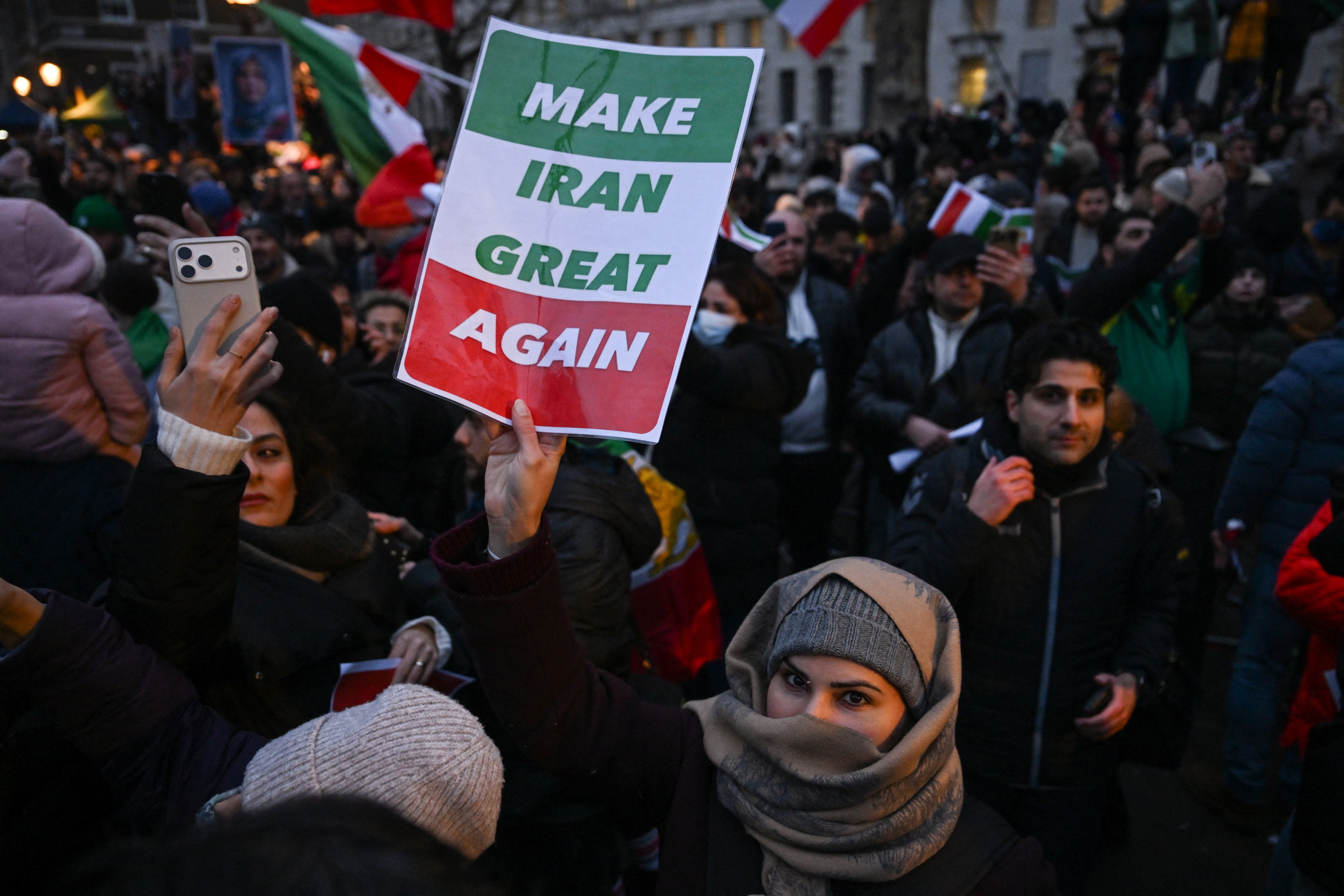 Mortes em protestos no Irã ultrapassam 500, dizem grupo de direitos humanos