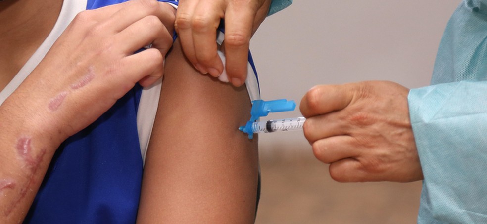 Paciente é vacinado em posto de saúde — Foto: Divulgação/Ministério da Saúde