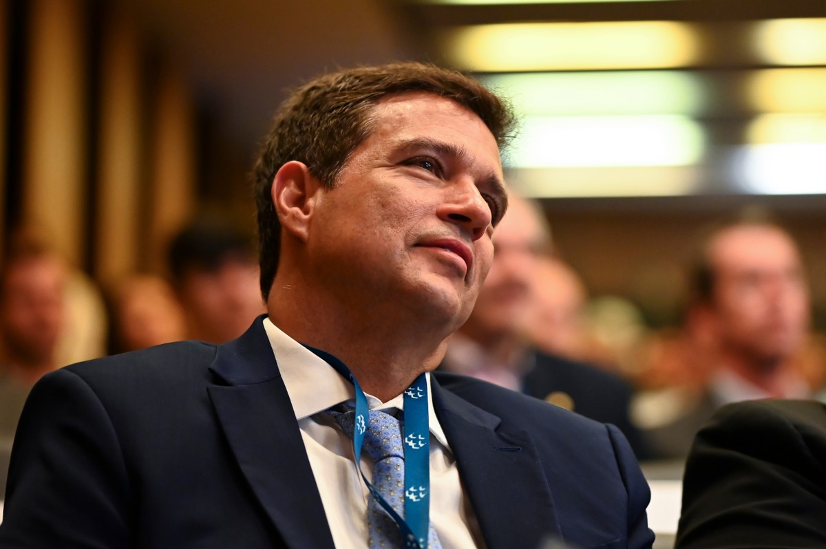 Imagem ilustrativa de Ex-presidente do Banco Central troca cargo público por banco privado em movimento polêmico.