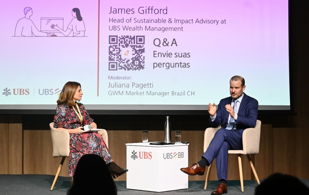 À direita, James Gifford, Head de Impacto e Sustentabilidade do UBS. — Foto: Alan Morici/ Divulgação