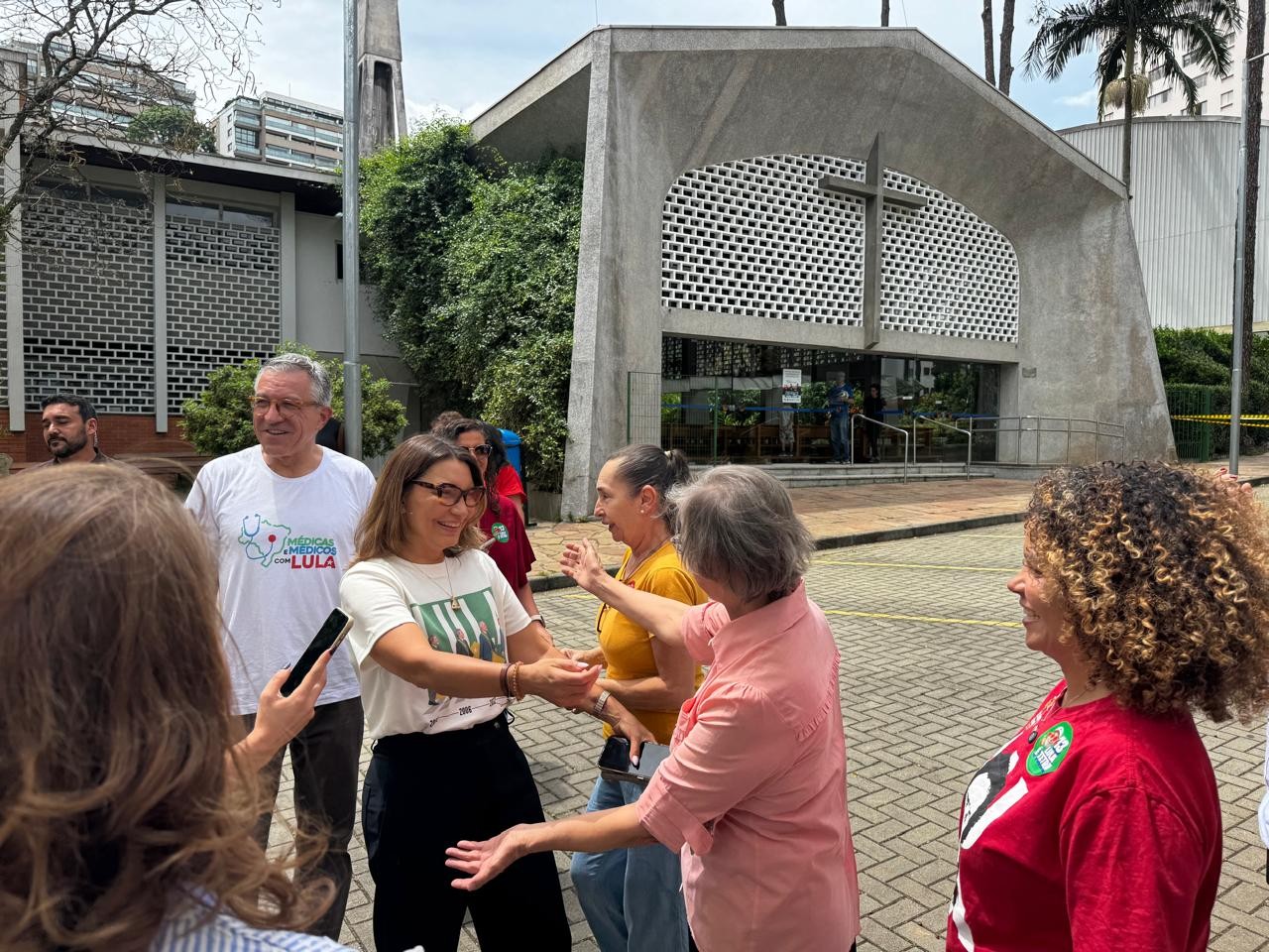 Janja vota em escola da zona oeste de São Paulo, visita igreja e fala em vitória em primeiro turno - Foto