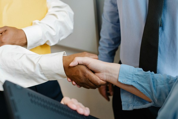 Troca de Liderança C-Level: O Sinal de Compra de Maior Conversão no B2B