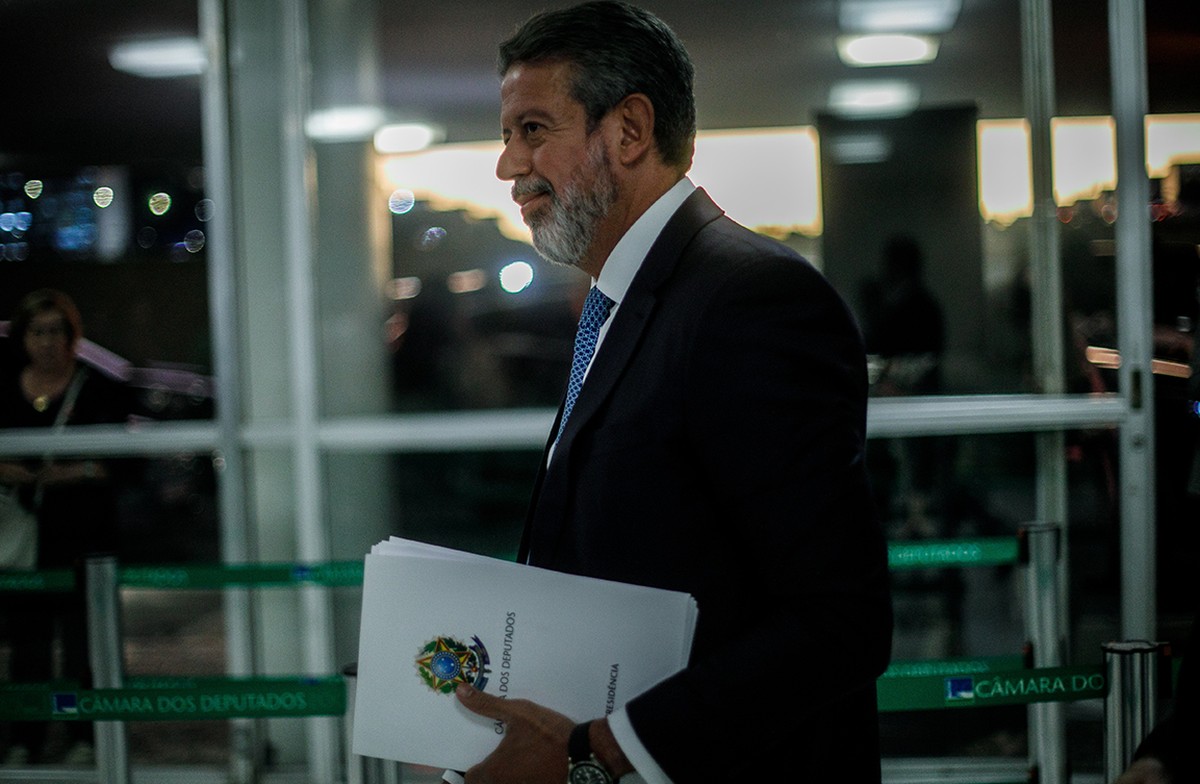 Com promessas, lira ganha apoio do pl para fazer sucessor