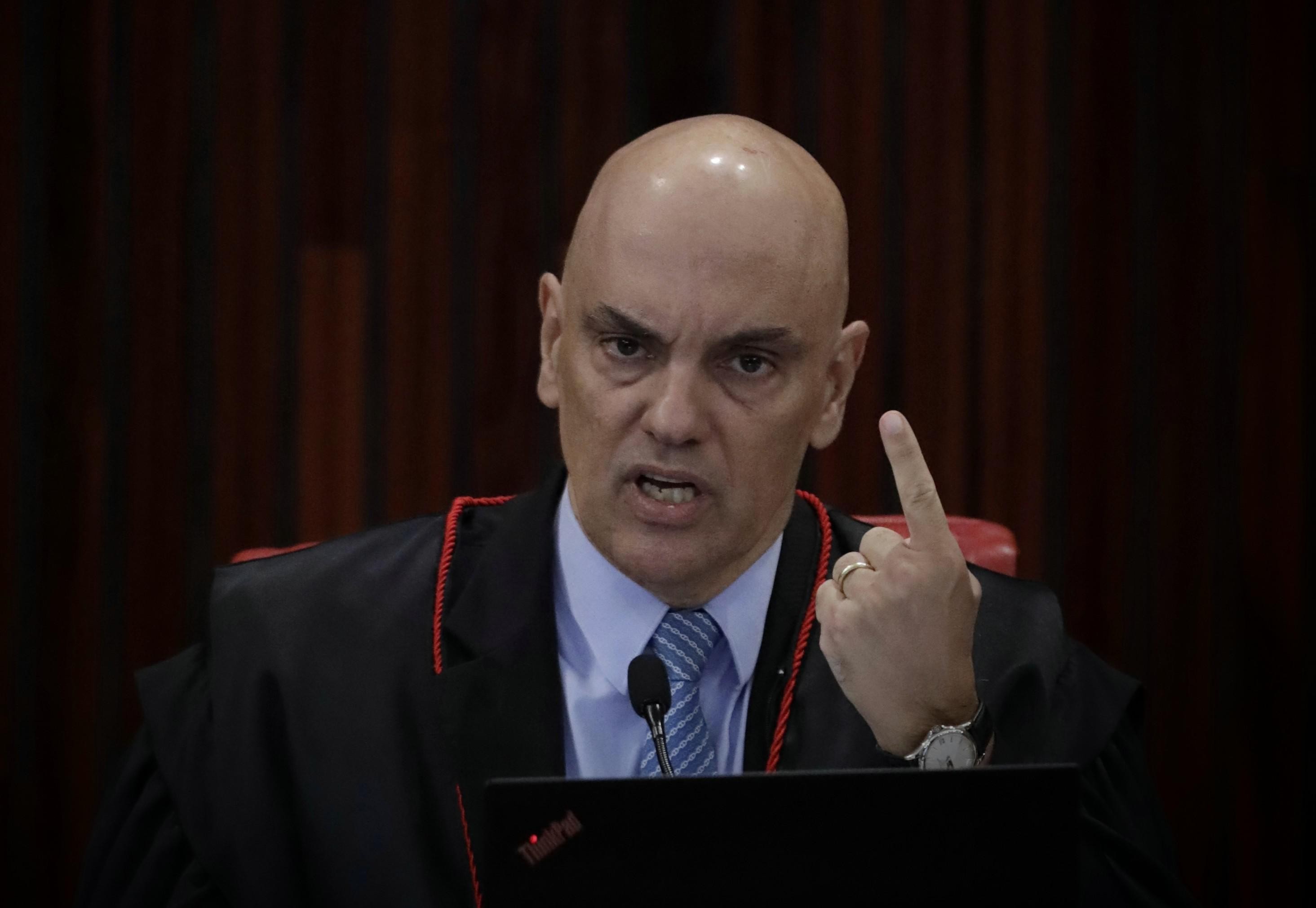 Moraes dá 48 horas para defesa de Daniel Silveira entregar arma do ex-deputado