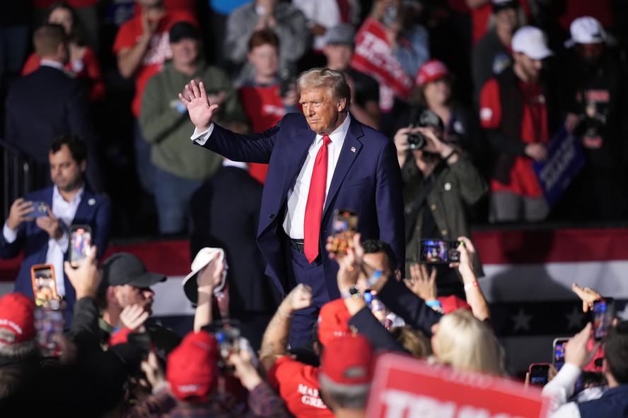 Último comício da campanha de Trump foi marcado por ataque a oponentes ...