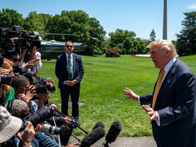 CNN, MS NOW e Politico processam Trump por proibição de acesso à Casa Branca
