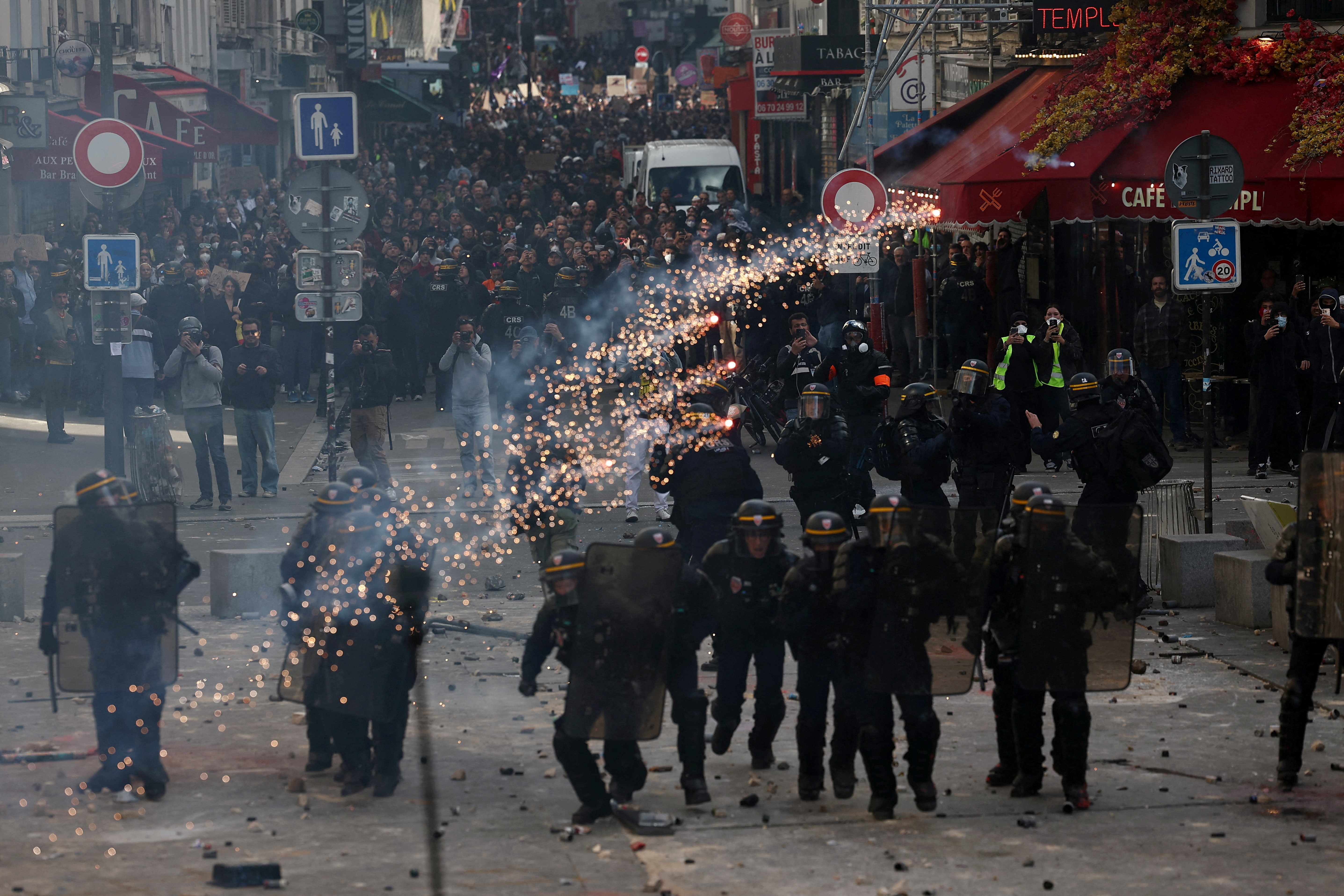 Protestos violentos atingem cidades em toda a França - Foto