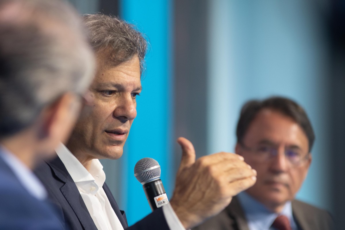 Brasil enfrenta 'loop negativo' devido a tensões fiscais e monetárias, afirma Fitch
