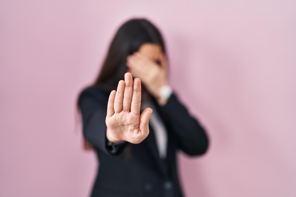 TRT-15: Empresa deve indenizar vendedor por toques indesejados de gerente