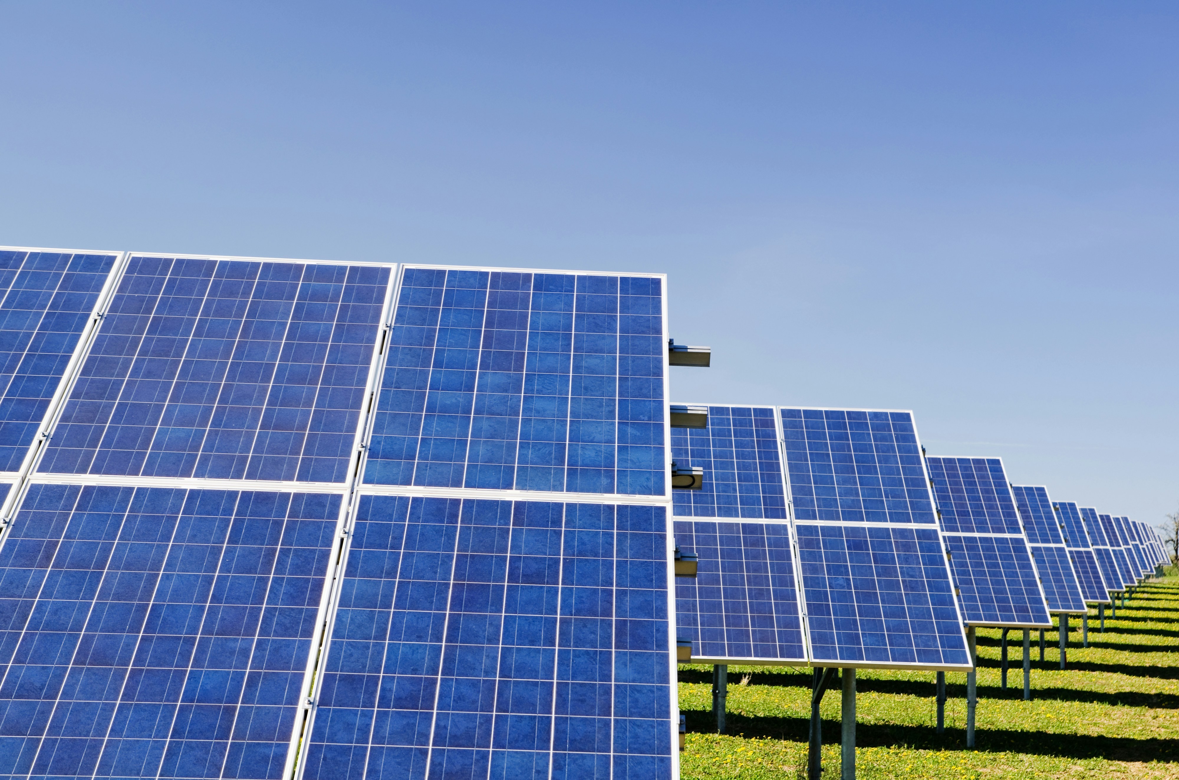 Setor solar da China amarga prejuízos com excesso de oferta e tensão com os EUA