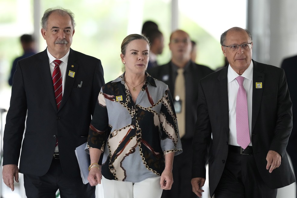 Mercadante, Gleisi e Alckmin — Foto: Eraldo Peres/AP