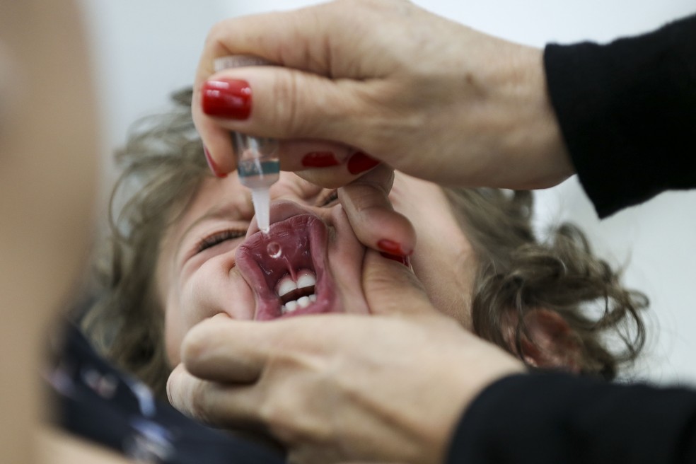 Criança sendo vacinada contra a poliomielite — Foto: Marcelo Camargo/Agência Brasil