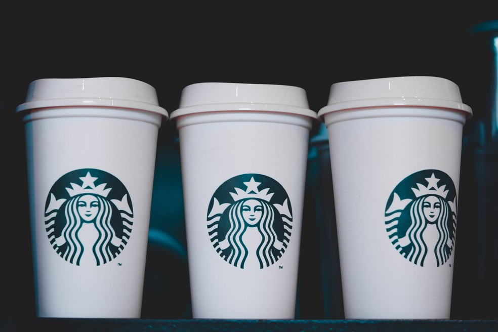 Copos de café da Starbucks — Foto: Kevser/Pexels