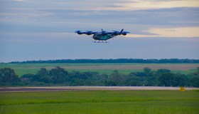 Eve e Hitachi Energy firmam acordo para desenvolver infraestrutura elétrica para postos de ‘carro voador’