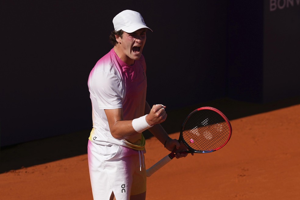 João Fonseca. o brasileiro mais jovem a conquistar um torneio ATP, aos 18 anos e 5 meses, neste domingo em Buenos Aires — Foto: Gustavo Garello/AP