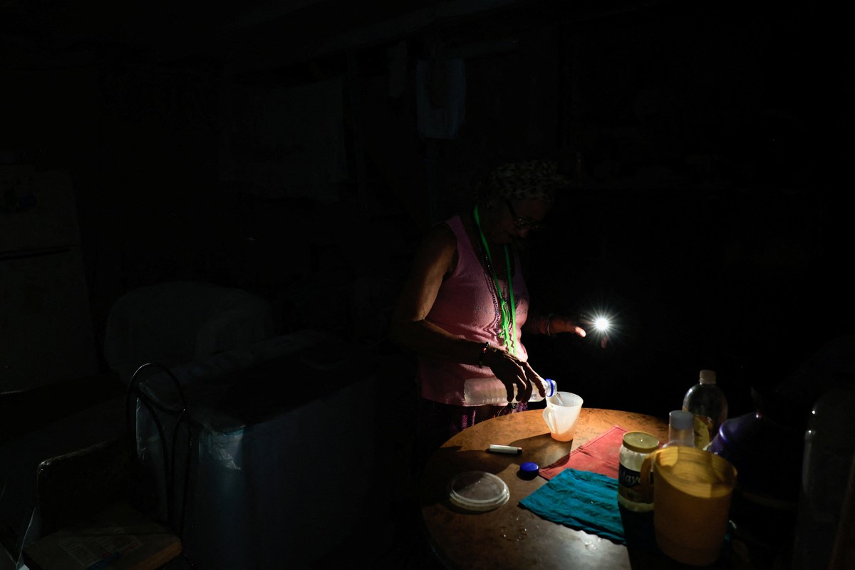 Cuba in oscurità a causa di un blackout, incluso a La Havane, a causa del blocco petrolifero e della scarsità di carburante, immagine di approfondimento