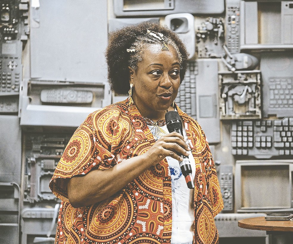 Ana Passos, in front of the Okô Indumentárias Africanas brand, during the opening ceremony of the HUB — Photo: © URBANO HOLANDA ERBISTE/ DIVULGAÇÃO CAIXA