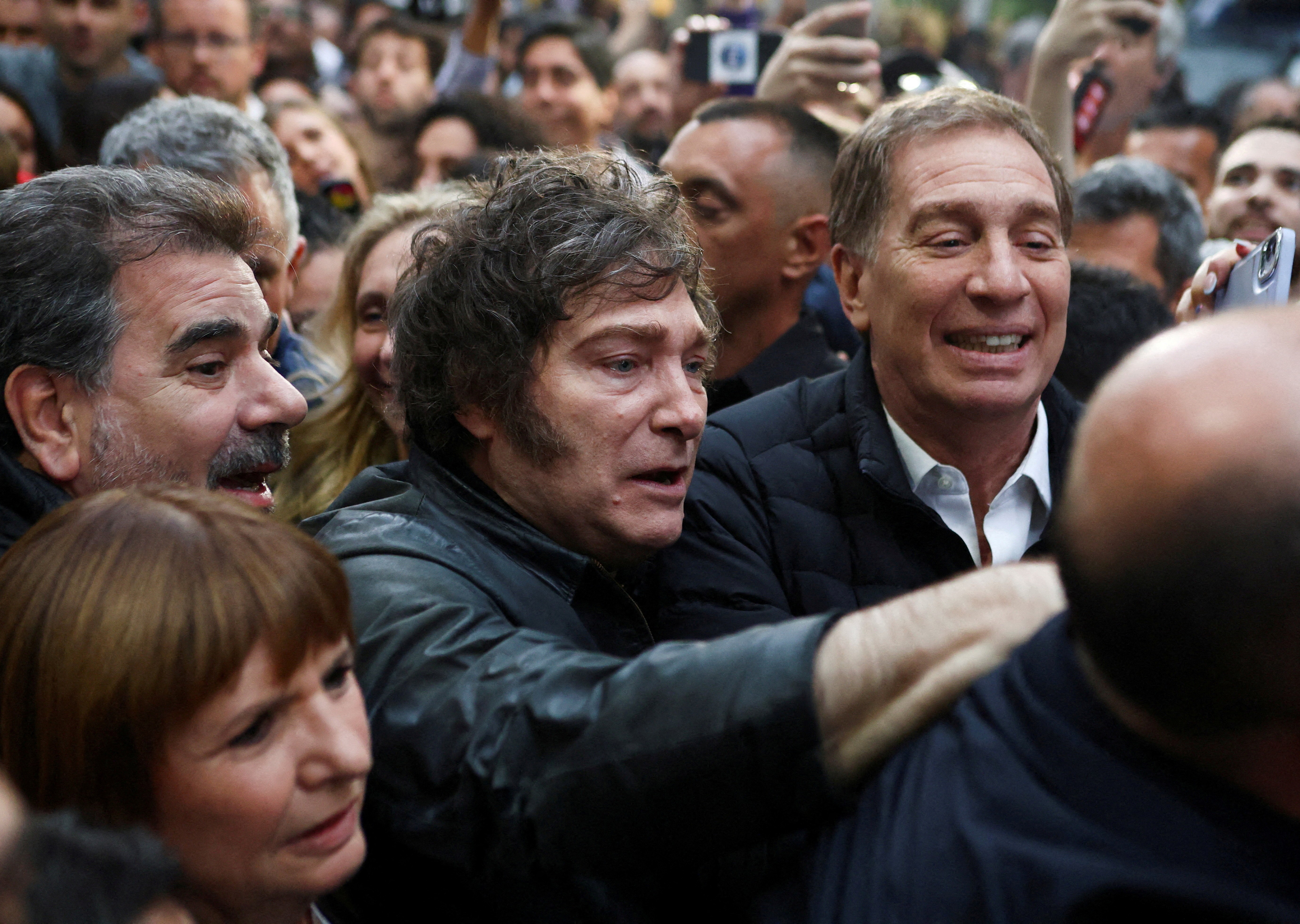 Sob motosserra de Milei, argentinos com deficiência correm risco de ficar sem serviços essenciais