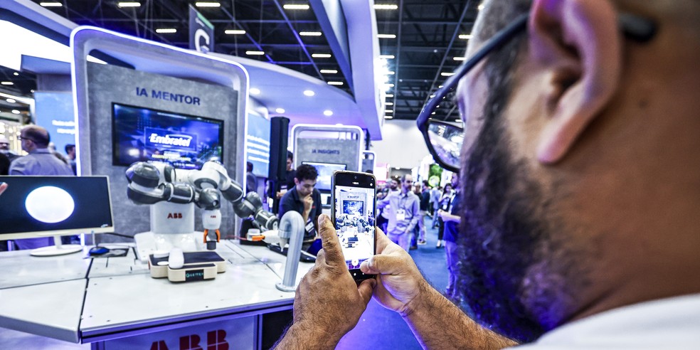 O público pôde conhecer na Futurecom todas as soluções em IA oferecidas pela Embratel — Foto: Marcelo Pereira/G.lab