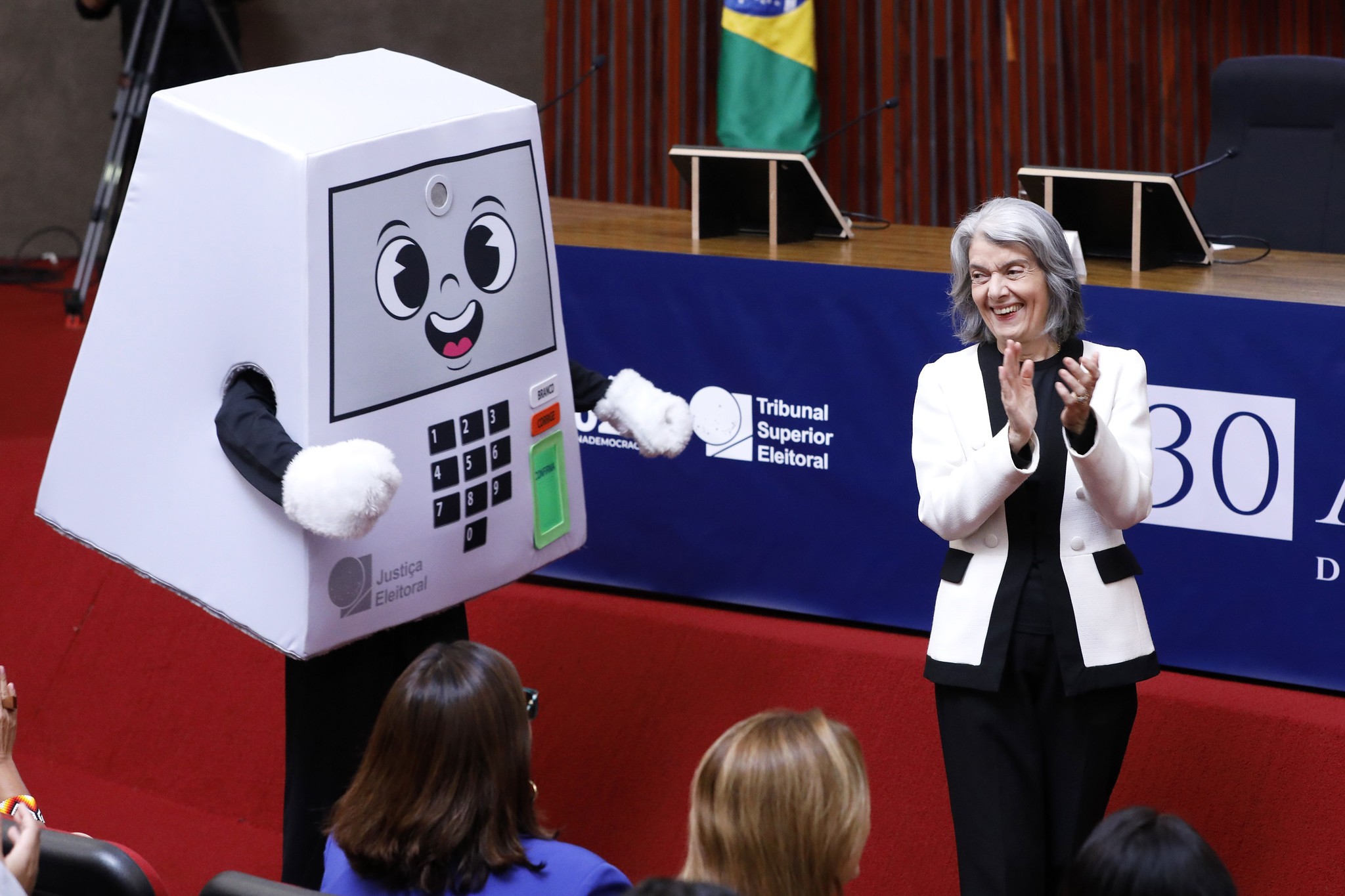 Urna eletrônica acabou com risco de fraude nas eleições, diz Cármen Lúcia