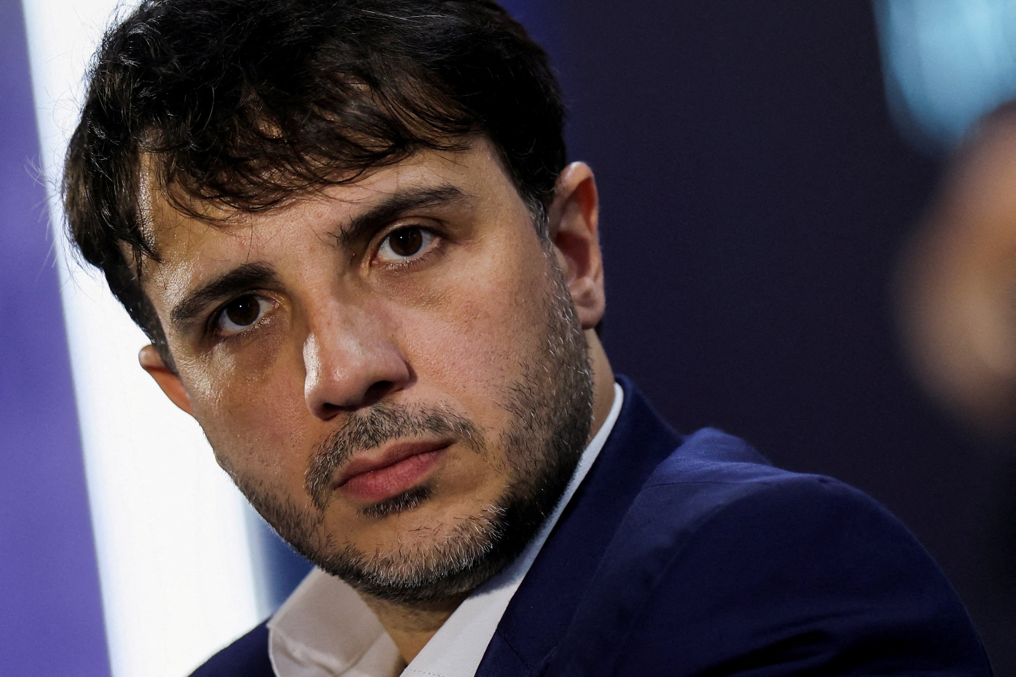 Renan Santos diz que Lula e Flávio estão ‘completamente queimados’ por escândalos de corrupção - QTU Questões do Universo