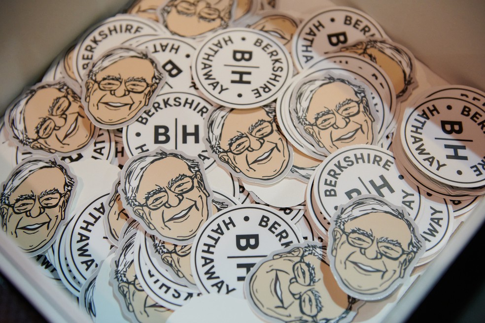 Adesivos de Warren Buffett no salão de exposições dentro do CHI Health Center durante a reunião anual de acionistas da Berkshire Hathaway em Omaha, Nebraska, EUA — Foto: Dan Brouillette/Bloomberg