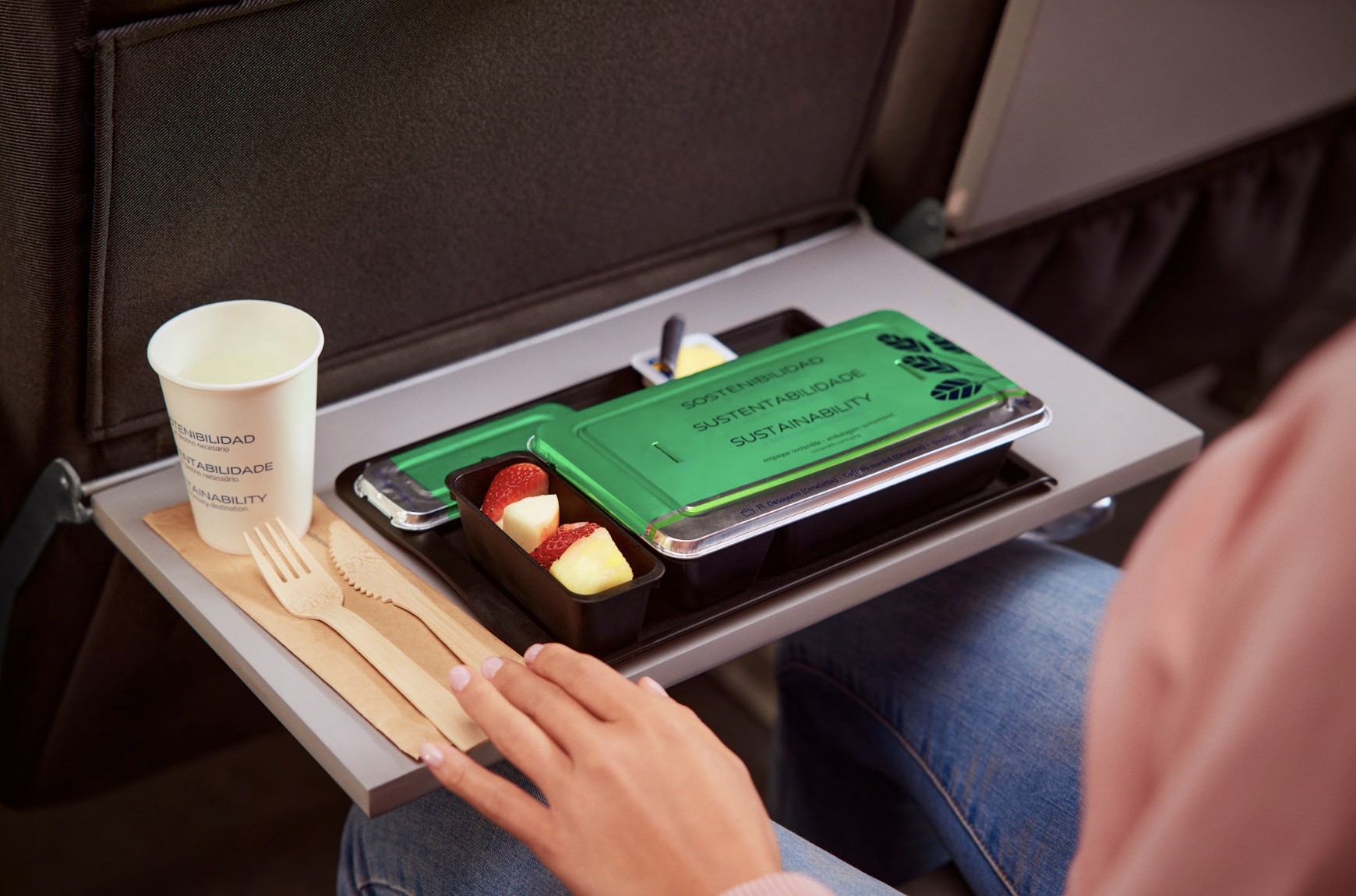 LATAM avança na economia circular ao eliminar plástico de uso único e transformar resíduos em produtos de valor agregado