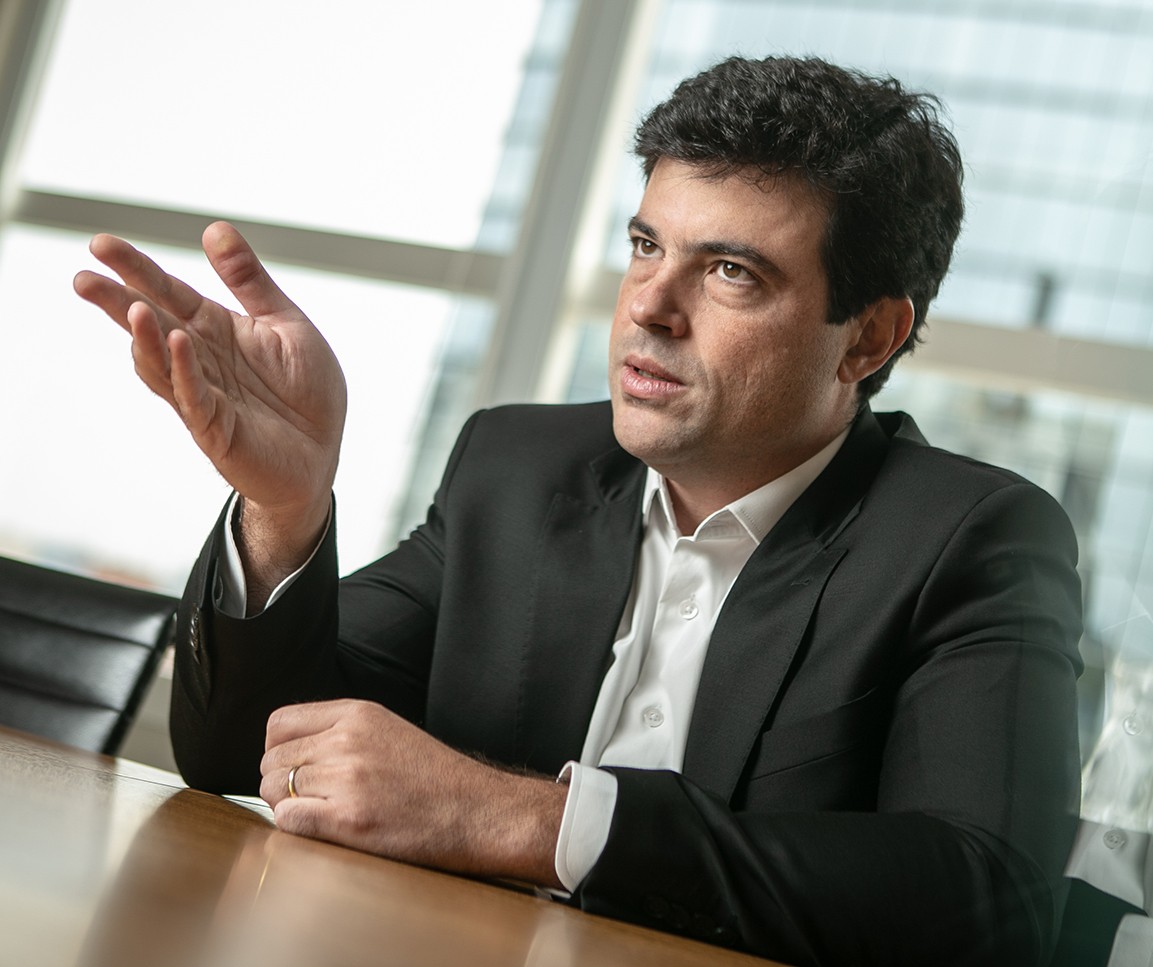 Investidor Estrangeiro Reorganiza Carteiras e Impulsiona Mercados 2025