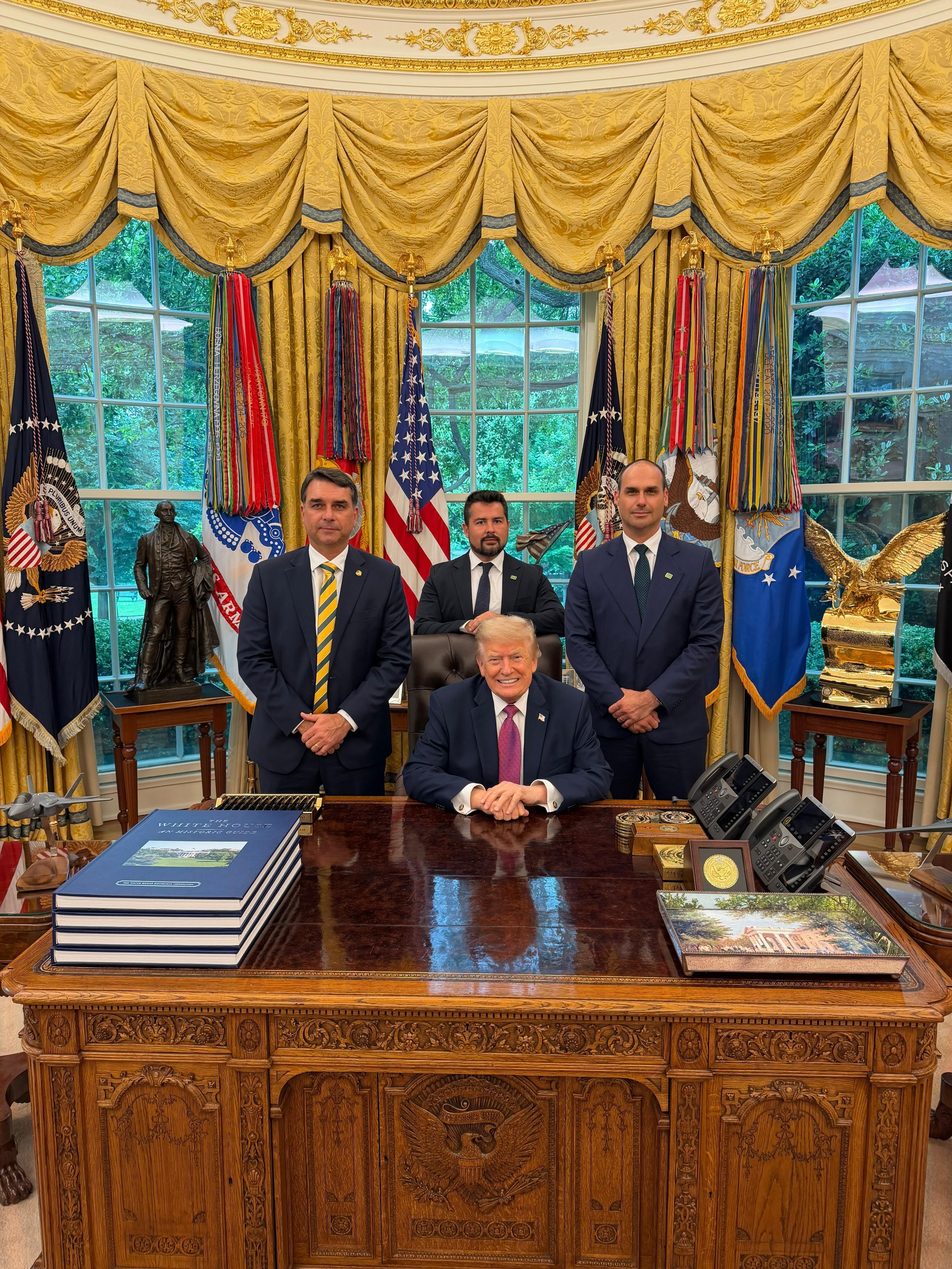 Análise: Encontro com Flávio representa entrada oficial de Trump no processo eleitoral brasileiro