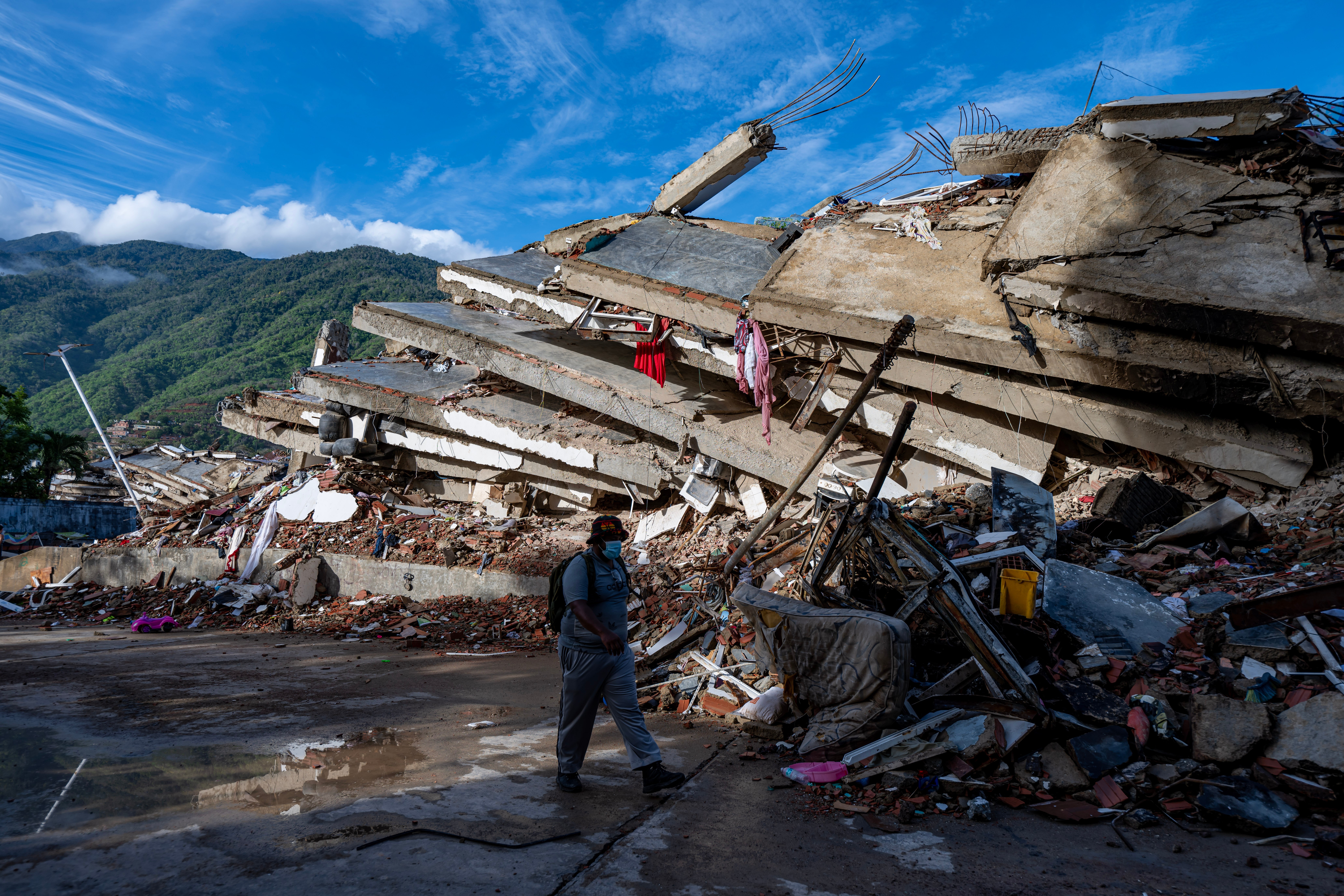 Criança é resgatada com vida de prédio desabado na Venezuela seis dias após os terremotos