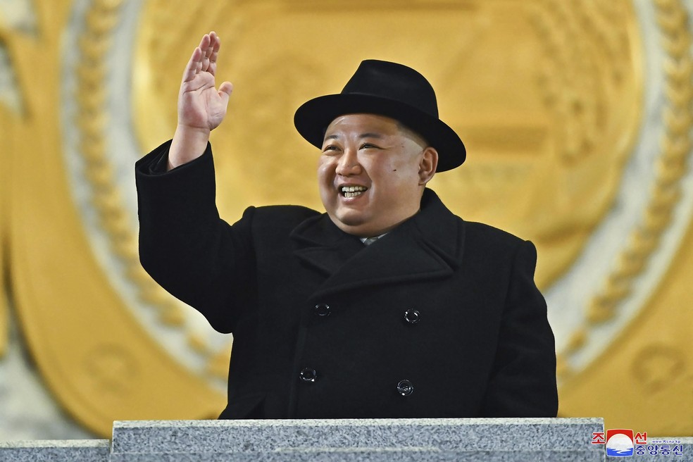 Kim Jong Un em uma parada militar — Foto: Korea News Service via AP