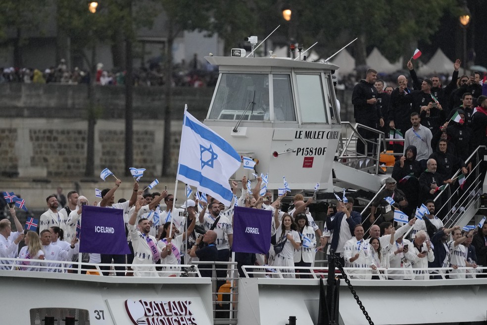 A delegação israelita precisava de segurança reforçada;  Os italianos também estavam no mesmo barco — Foto: Luca Bruno/AP