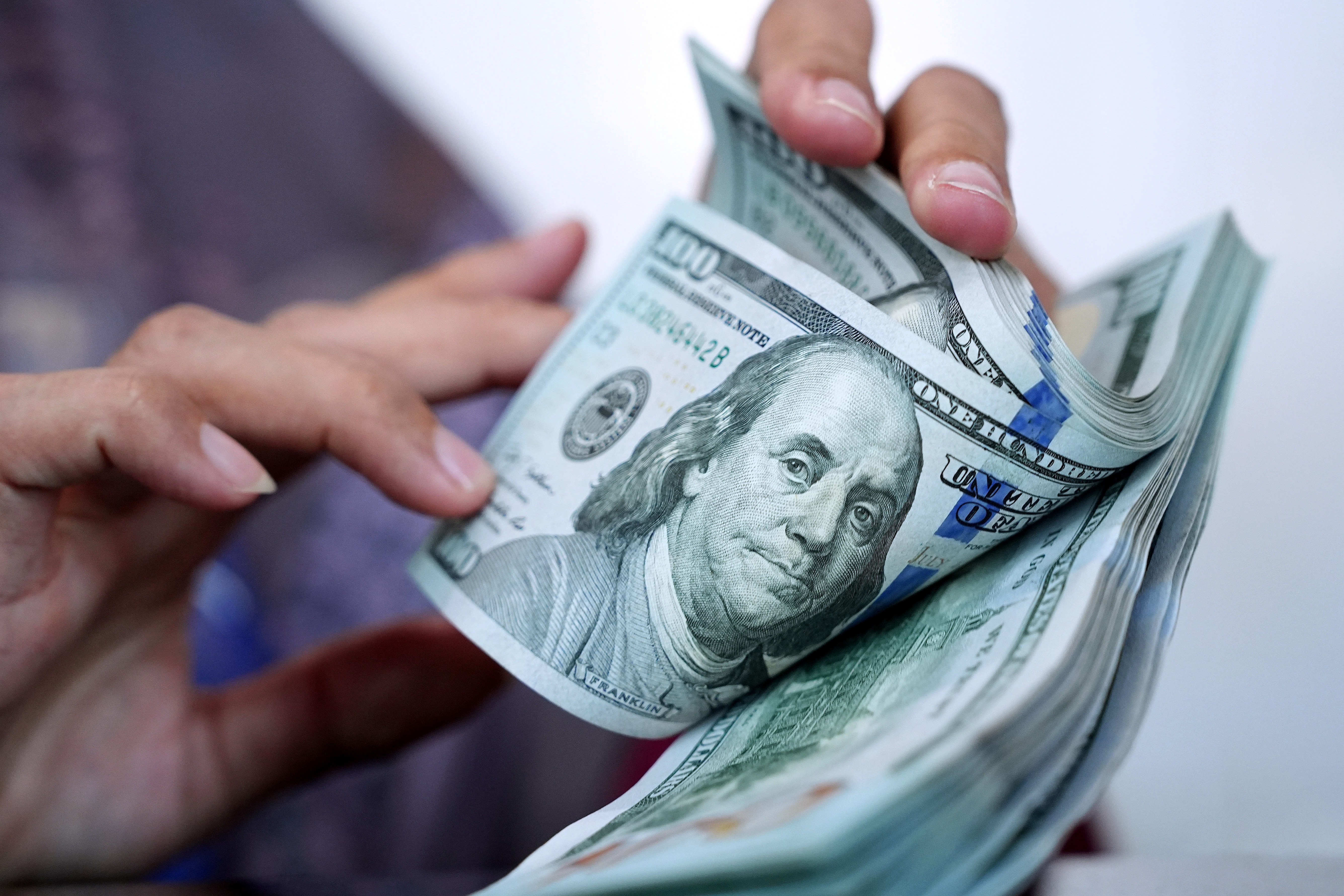 Ibovespa fecha em leve baixa com exterior, eleições e Copom no foco; dólar fica perto da estabilidade - QTU Questões do Universo