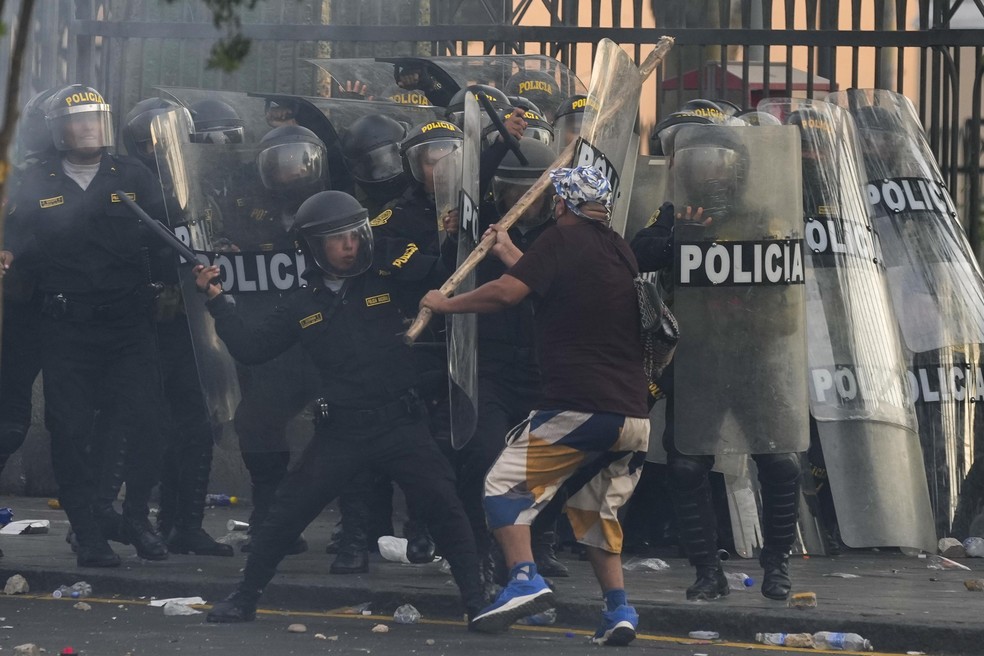 Polícia reprime protesto em janeiro no Peru — Foto: Martin Mejia/AP