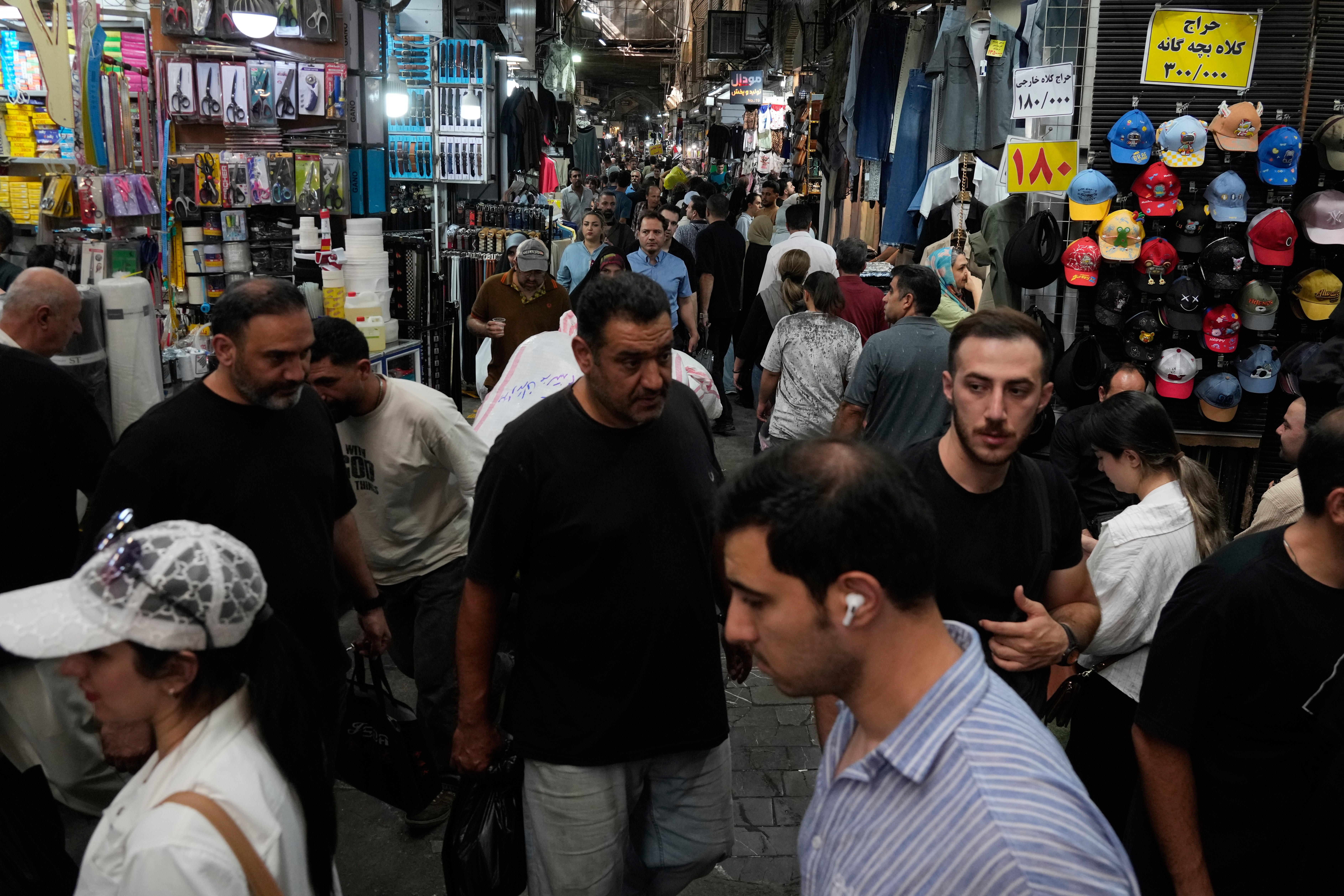 Famílias iranianas lutam para comprar o básico enquanto EUA ampliam pressão econômica - QTU Questões do Universo