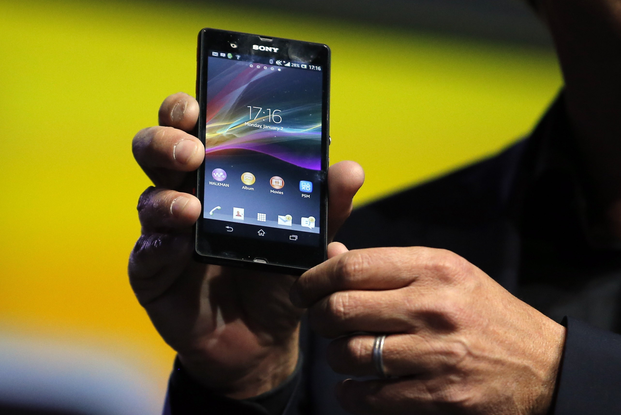 Sony lança smartphone Xperia com câmera IA após defeito manc