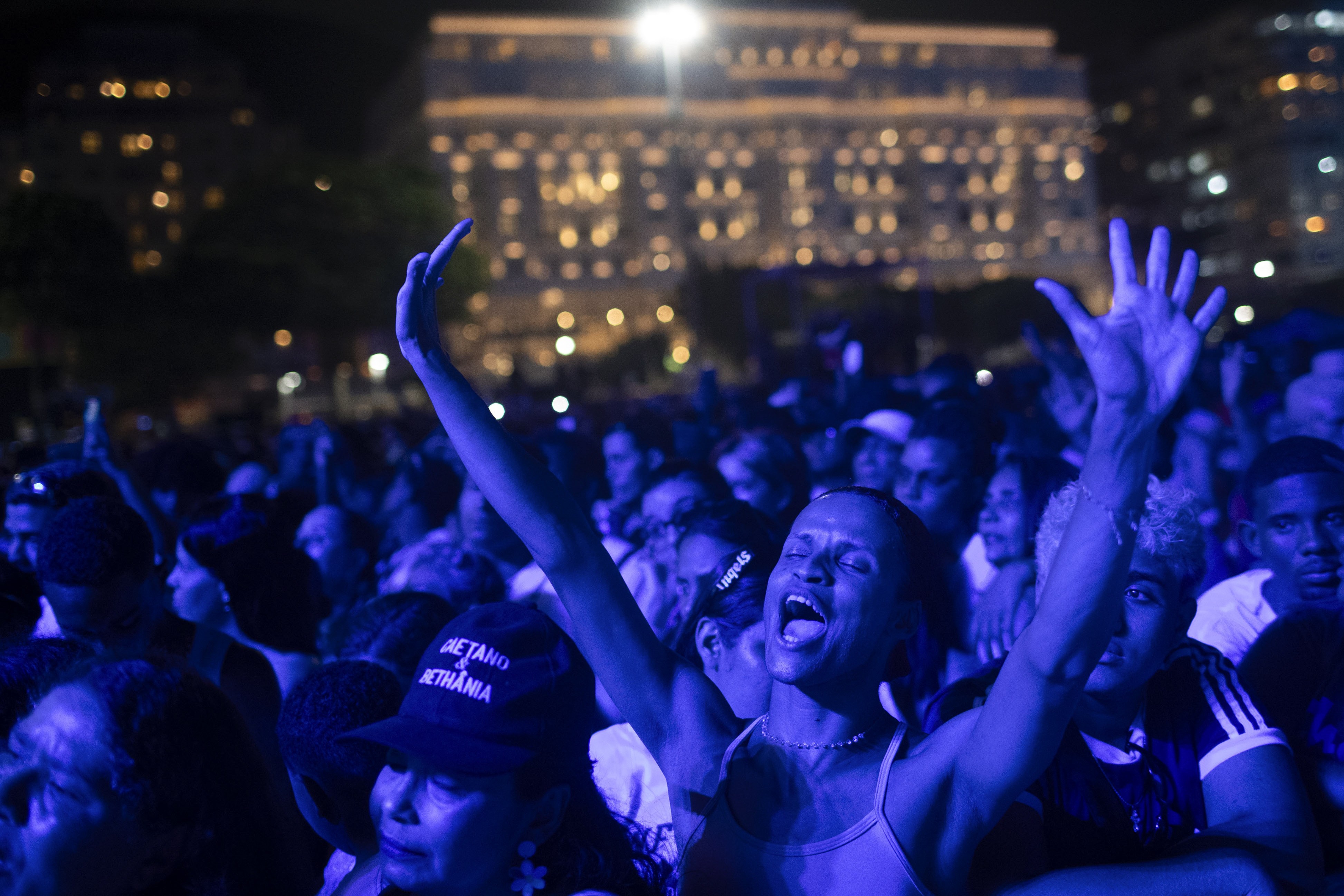 Copacabana reúne milhares de pessoas no Rio para celebrar a chegada de 2025