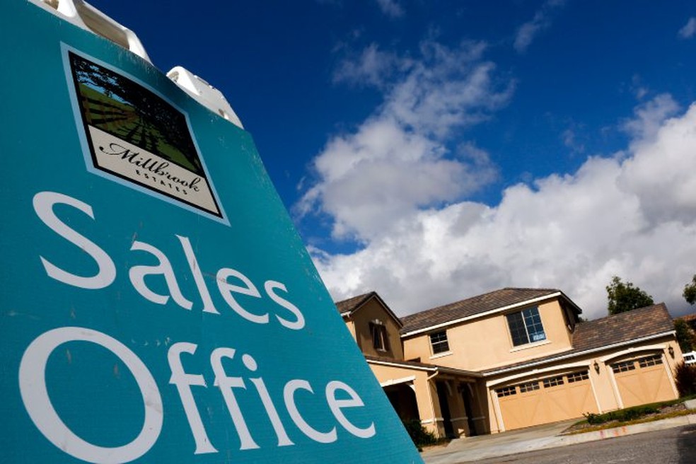 O preço médio das moradias está, agora, quase 38% mais alto do que quando o presidente dos EUA, Joe Biden, assumiu em janeiro de 2021, mostra o índice Case-Shiller — Foto: Patrick T. Fallon/Bloomberg