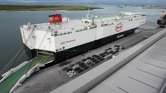 Navio próprio da BYD atraca no Brasil pela primeira vez, com 5.000 carros