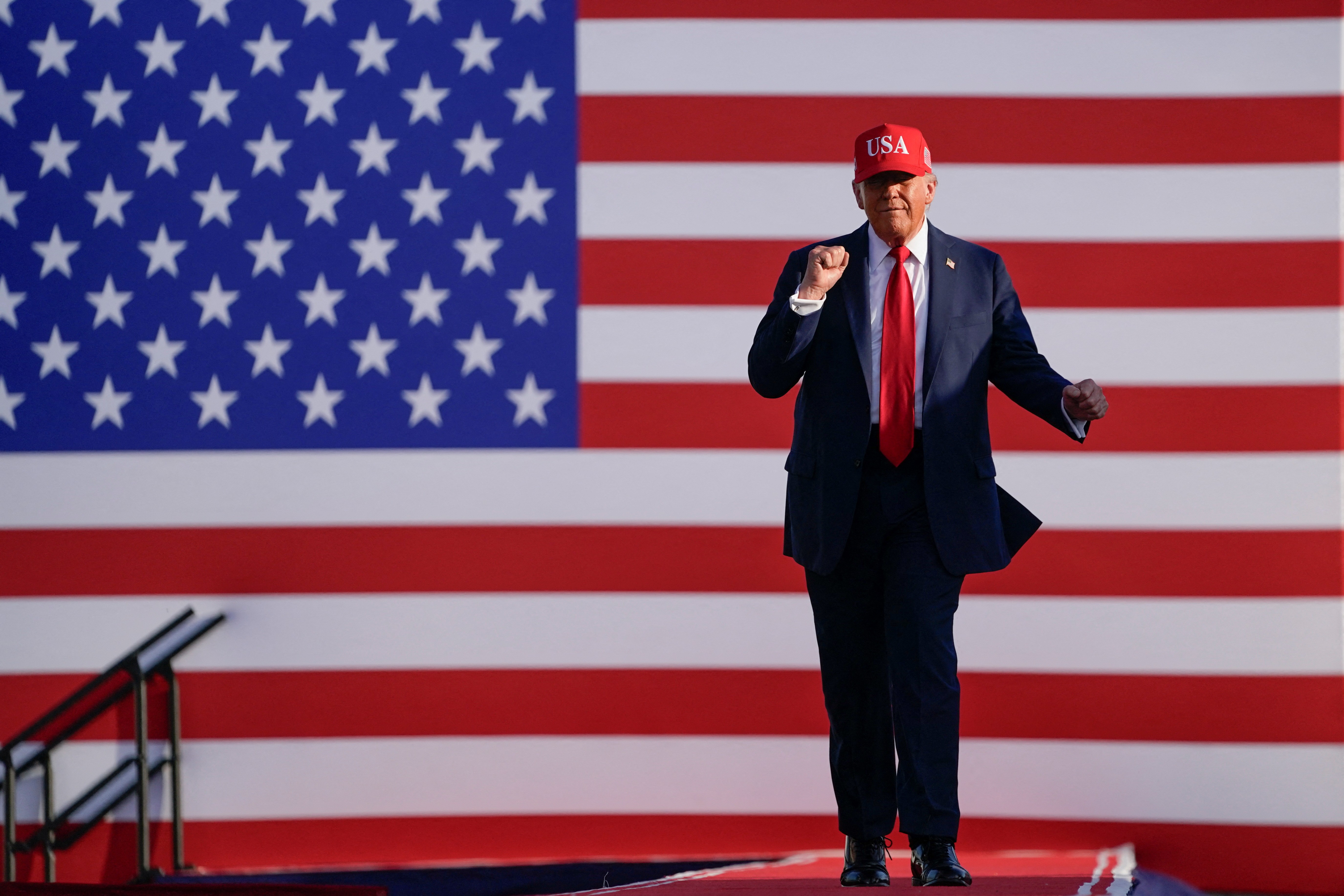 Trump assina ordem para acusar criminalmente quem queimar bandeira dos EUA em protestos