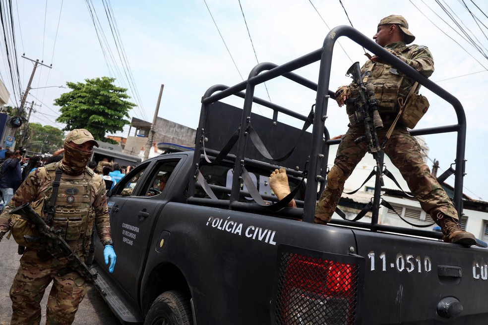 Integrantes da unidade tática da Polícia Civil  — Foto: Aline Massuca/Reuters