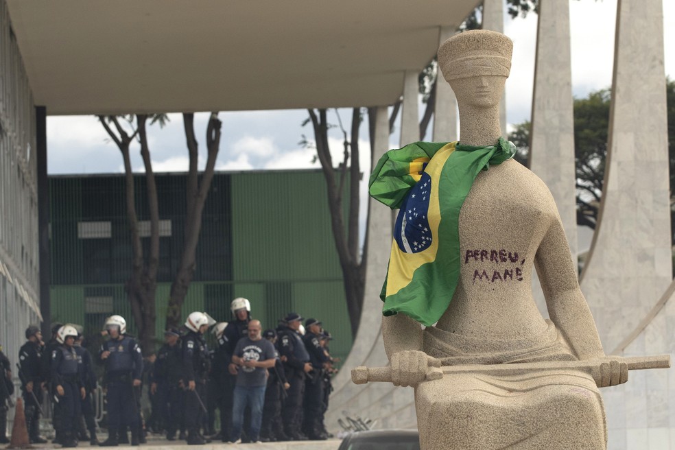Estátua da Justiça pichada por Débora Rodrigues dos Santos no dia 8 de janeiro de 2023, em meio aos atos golpistas em Brasília — Foto: Joedson Alves/Agencia Brasil