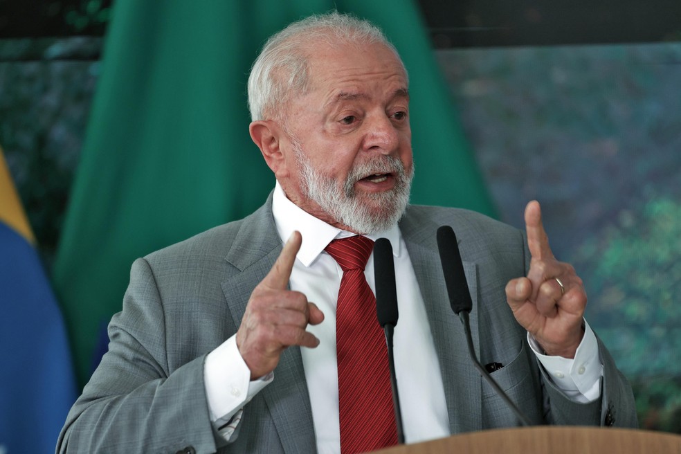 Presidente Lula da Silva participa, no Palácio do Planalto, da cerimônia de assinatura do contrato de concessão de um trecho da BR-381, em Minas Ge — Foto: José Cruz/Agência Brasil