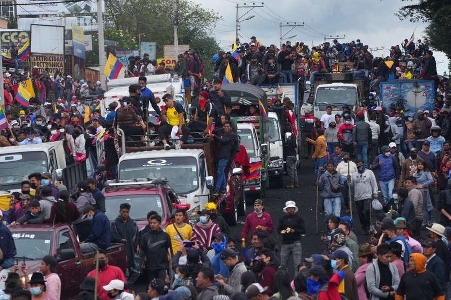 Manifestantes viajam em caminhões para a capital, Quito, para protestar contra o governo do presidente do Equador, Guillermo Lasso, na segunda-feira, 20 de junho de 2022