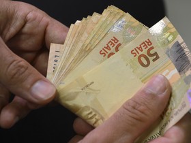 Endividamento das famílias supera 50% e comprometimento de renda vai a 29% em agosto, em novo recorde