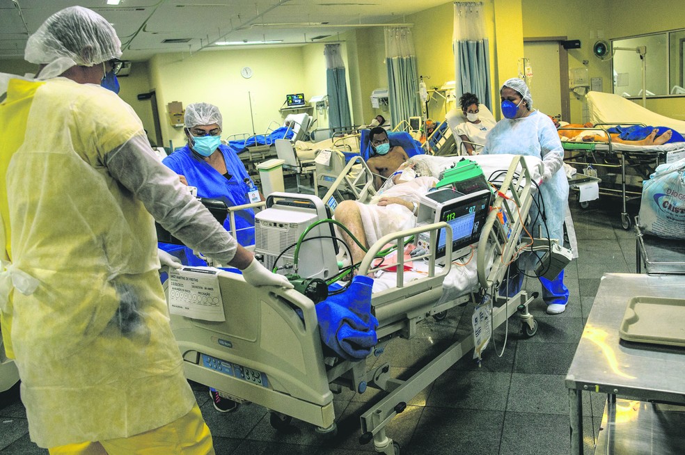 Atendimento a pacientes de covid-19 no hospital Evandro Freire, no Rio de Janeiro: crescimento do uso de insumos ameaça abastecimento nas UTIs do Brasil — Foto: Andre Coelho/Bloomberg