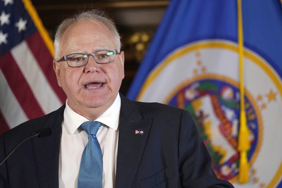 Tim Walz, governador de Minnesota escolhido como candidato a vice-presidente por Kamala Harris — Foto: AP/Abbie Parr
