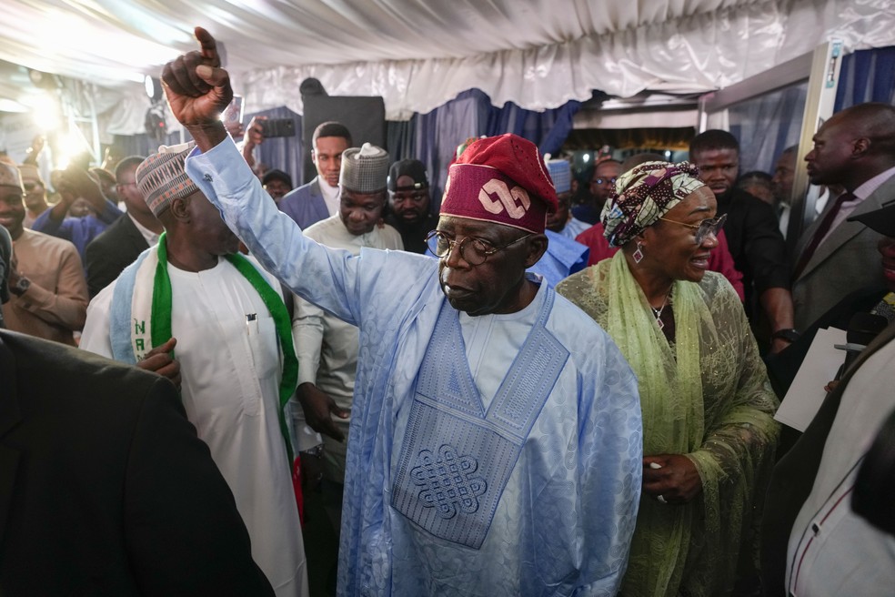 Bola Tinubu, ao centro, comemora com apoiadores na sede da campanha do Partido depois de vencer as eleições presidenciais em Abuja, Nigéria — Foto: AP Photo/Ben Curtis