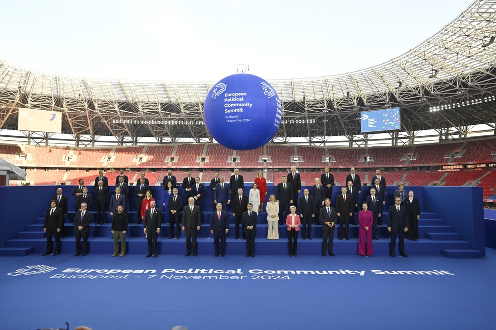 Líderes posam para uma foto de grupo durante a Cúpula da Comunidade Política Europeia (CPE) na Puskas Arena em Budapeste — Foto: AP Photo/Denes Erdos